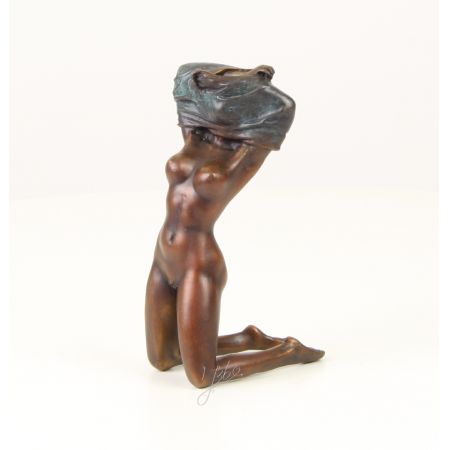 Erotische Bronzefigur Undressing Female 16,8x7,4x9,6cm