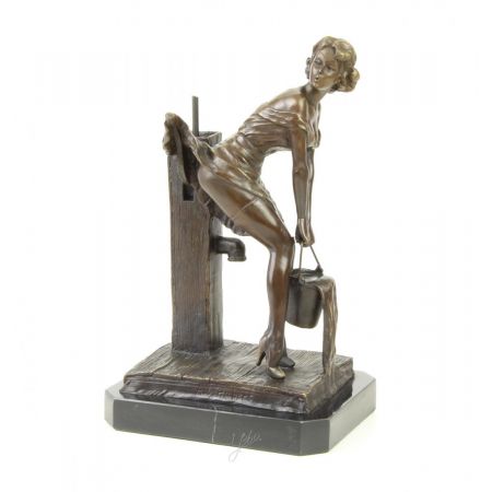 Erotische Bronzefigur Young Lady At The Wasser Pump 34,2x17,2x21,2cm