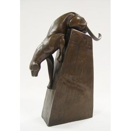 Bronze Descending Cougar Hxwxl: 30,5 X 7,4 X 25,8 Cm.