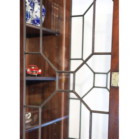 Mahagoni Breakfront/Wohnzimmerschrank, Vitrinenschrank Antik Stil, Bevan Funnell ltd.