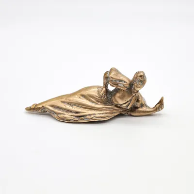 Antike Bronzefigur liegender Akt – Frankreich um 1900, Jugendstil Erotika