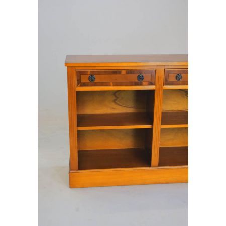 Ästhetisches Bücherregal aus Eibenholz mit Schubladen und Bandintarsien