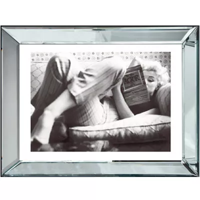 Marilyn Monroe schwarz-weiß Wandbild Bild A good read 60x80 im Rahmen Spiegelbilderrahmen