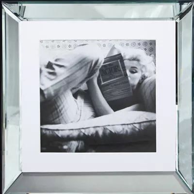 Marilyn Monroe schwarz-weiß Wandbild Bild A good read 40x40 im Rahmen Spiegelbilderrahmen
