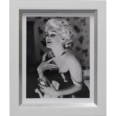 Bild Marilyn Monroe Chanel no. 5 Wandbild schwarz-weiß 40x50 im weißen Rahmen
