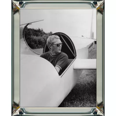 Wandbild Schwarz-weiß Bild Steve mc Queen Flugzeug 40x50 im Spiegelbilderrahmen