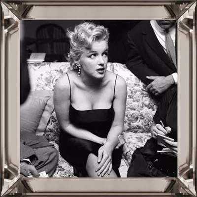 Marilyn Monroe Reporter Wandbild Bild schwarz-weiß 40x40 im Spiegelbilderrahmen