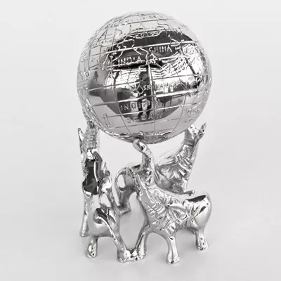 Elephant mit Globus Statur