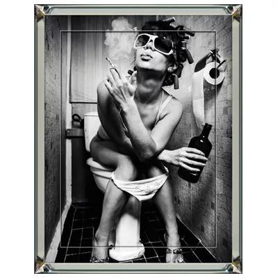 Rauchende Frau auf Toilette schwarz-weiß Bild Wandbild Wanddekoration 90x120 im Rahmen