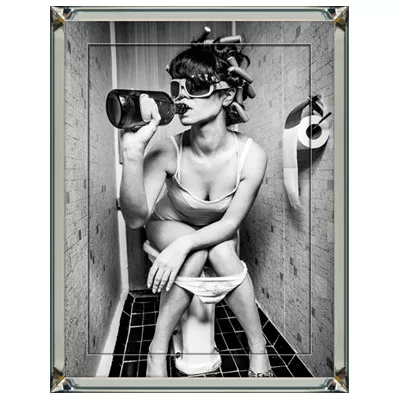 Frau auf Toilette mit Flasche Wanddeko Wanbild schwarz-weiß  90x120 im Rahmen