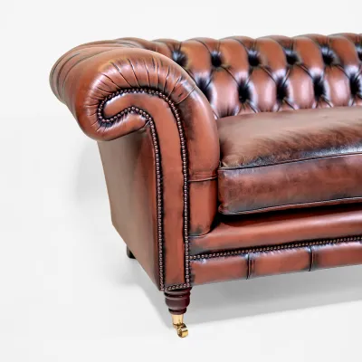 Braunes Ledersofa mit Messingrollen