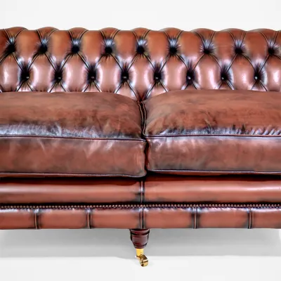 Braunes Ledersofa mit Messingrollen