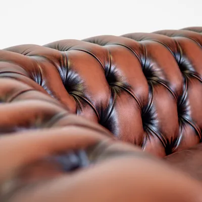 Braunes Ledersofa mit Messingrollen