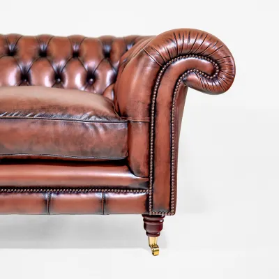 Braunes Ledersofa mit Messingrollen