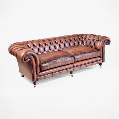 Braunes Ledersofa mit Messingrollen