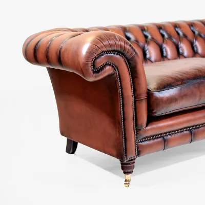 Braunes Ledersofa mit Messingrollen