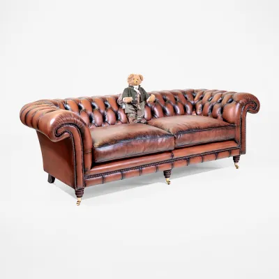 Braunes Ledersofa mit Messingrollen