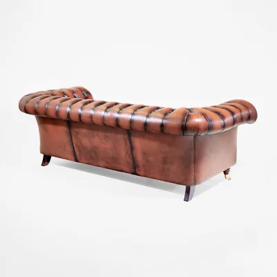 Braunes Ledersofa mit Messingrollen