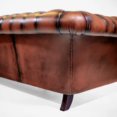 Braunes Ledersofa mit Messingrollen