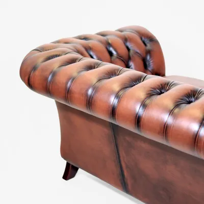 Braunes Ledersofa mit Messingrollen