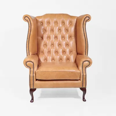 Chesterfield Ohrensessel „Grand Scrollwing Chair“ – extra hoch & extra breit in Rimini Caramel