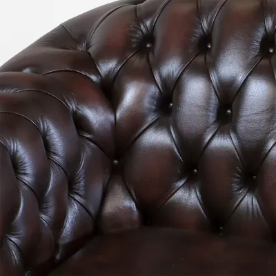 Braunes Ledersofa mit zwei losen Sitzkissen