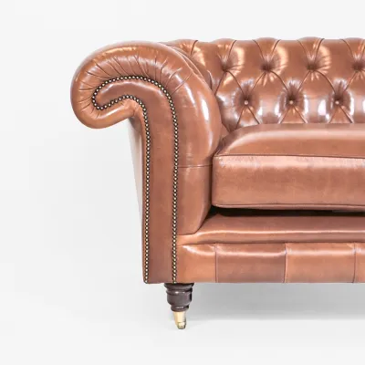 Chesterfield Sofa mit und Rollarmen