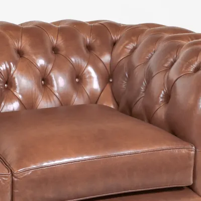 Chesterfield Sofa mit und Rollarmen