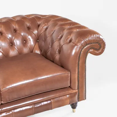 Chesterfield Sofa mit und Rollarmen