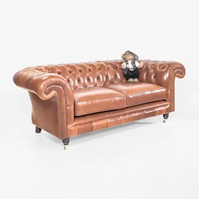 Chesterfield Sofa mit und Rollarmen
