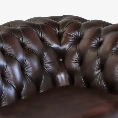Ledersofa mit geschwungener Rückenlinie und Rollarmen