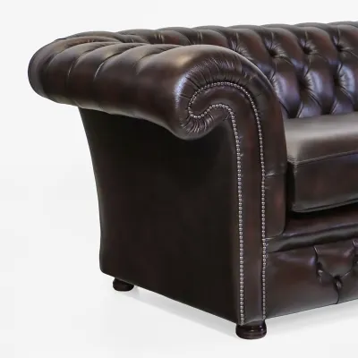 Ledersofa mit geschwungener Rückenlinie und Rollarmen