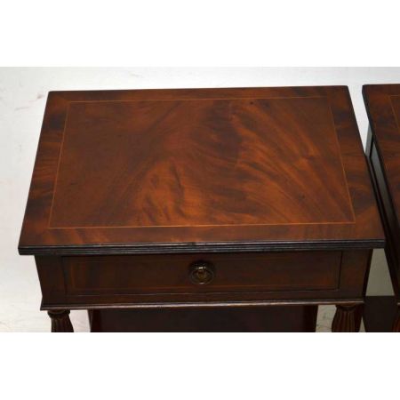 Paar antike Beistelltische Nachttische Lampentische 