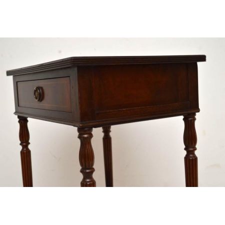 Paar antike Beistelltische Nachttische Lampentische 