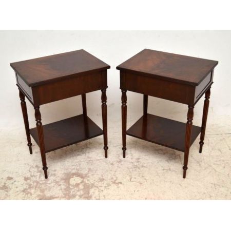 Paar antike Beistelltische Nachttische Lampentische 