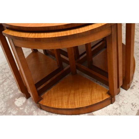 Art Deco Nest of tables Couchtische aus Bergahorn