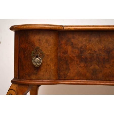 Beistelltisch aus Nussbaum antik