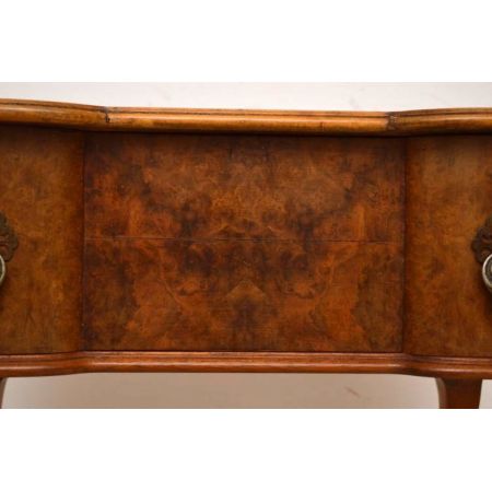 Beistelltisch aus Nussbaum antik