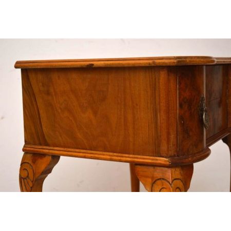 Beistelltisch aus Nussbaum antik