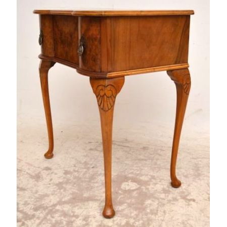 Beistelltisch aus Nussbaum antik