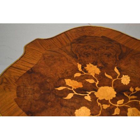 Paar antike Beistelltische mit schönen Intarsien