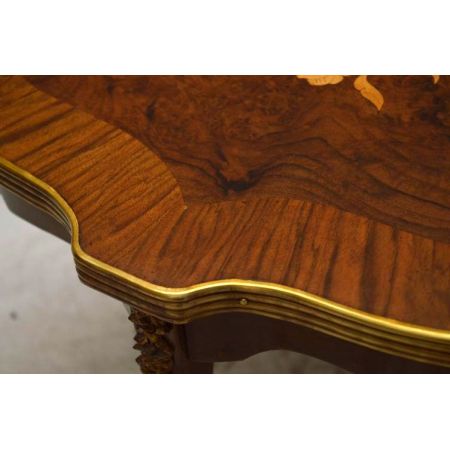 Paar antike Beistelltische mit schönen Intarsien