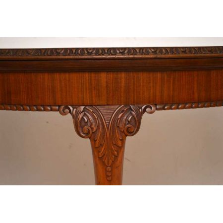 Spieltisch aus Nussbaum für Kartenspiele