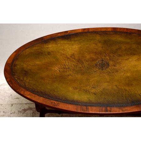 Antiker Tisch mit Ledereinsatz oval