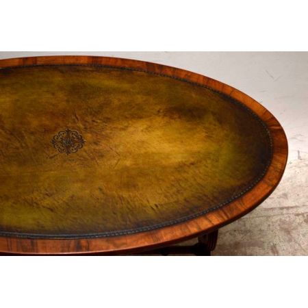 Antiker Tisch mit Ledereinsatz oval
