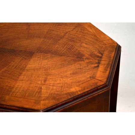 Drehtisch antik aus Nussbaum