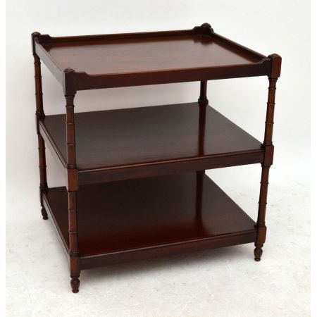 Antikes Paar Beistelltische Mahagoni Tische mit drei Ebenen