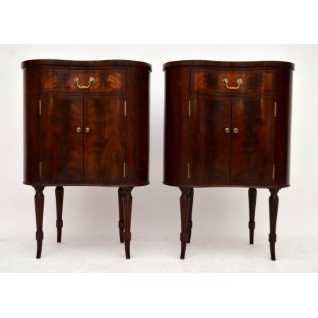 Antikes Paar Nachtschränkchen Tische