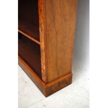 Antiker Nussbaum Bücherschrank