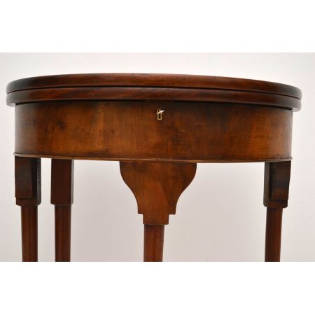 Kleiner Beistelltisch zum Aufklappen